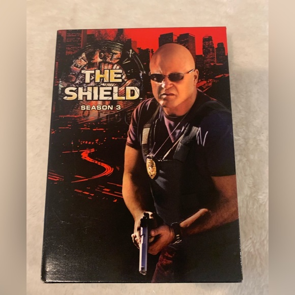 The Shield Season 1, 2, 3, 4 & 6 - Picture 6 of 11